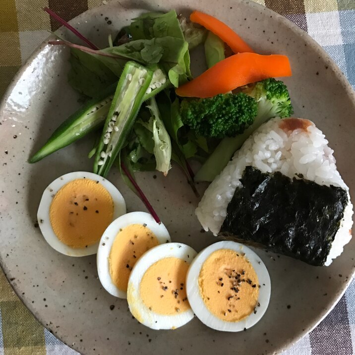 梅おむすびとたっぷり野菜 ゆで卵の朝ごはん レシピ 作り方 By ボンド子 楽天レシピ